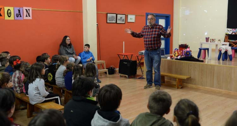 El CEIP San Xoán enciende su árbol de Navidad tejido en lana y con más de dos metros de altura