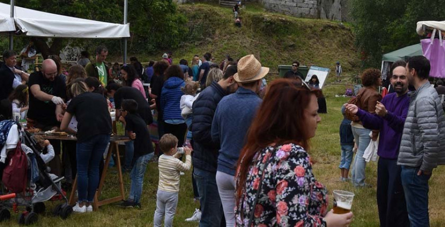 La localidad de Nogueirosa acogió ayer la tercera edición del festival “Castelo Folk”