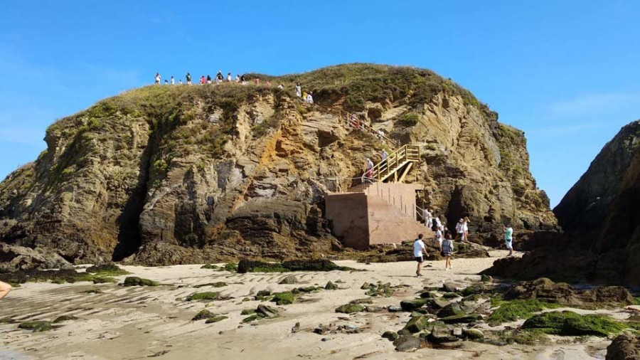 Otras dos personas se quedan atrapadas en la ermita de Santa Comba al subir la marea