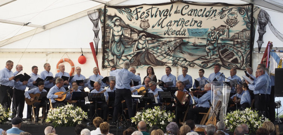 La edición número 20 del Festival da Canción Mariñeira llenó ayer el paseo de Xuvia de música