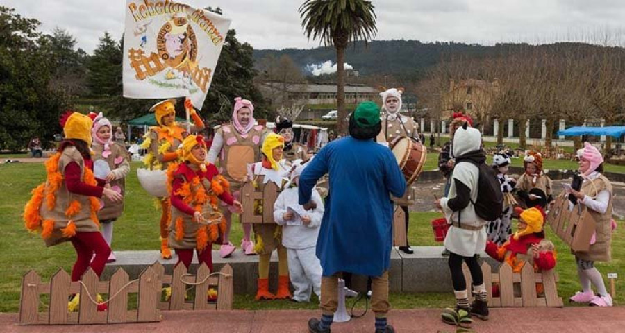 La sátira carnavalesca anima el mercado local de San Sadurniño