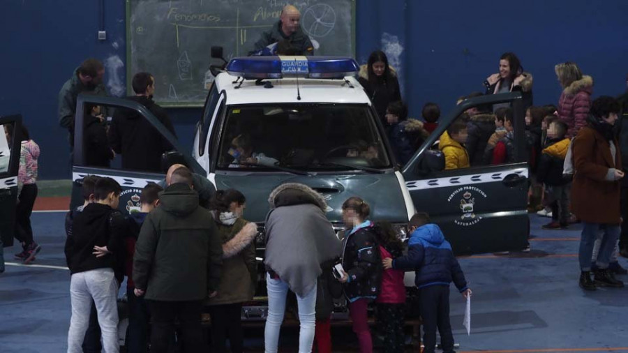 Alumnos de Cerdido, As Somozas y Mañón se acercan a la Guardia Civil