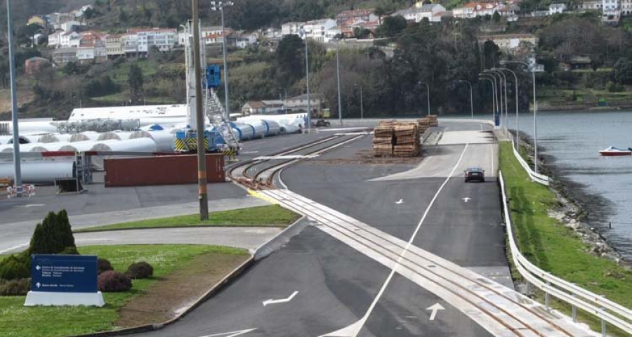 La adjudicación de la obra del tren al puerto exterior se aprueba con dos abstenciones