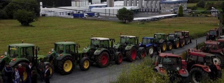 Cerca de un centenar de tractores bloquean la entrada de Leche Celta