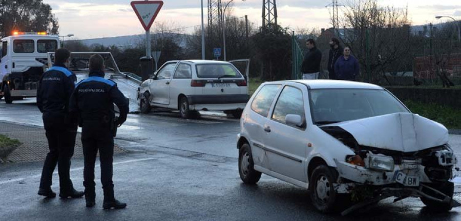 Un accidente múltiple en 
la rotonda de O Sino deja cinco heridos leves