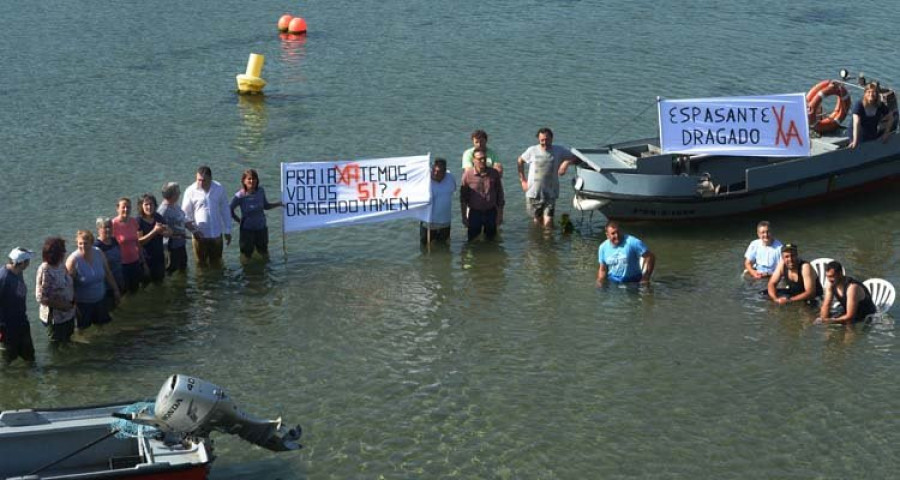 Los vecinos “toman” el puerto de Espasante para exigir su dragado