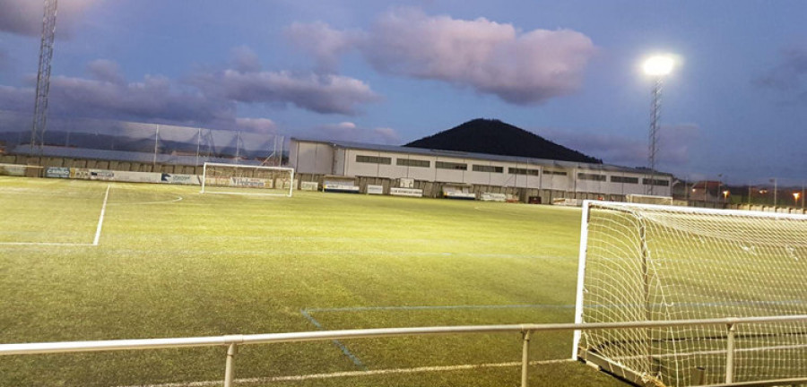 El campo de fútbol de Cariño estrena la iluminación de bajo consumo
