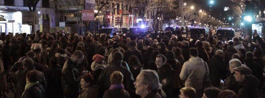 Unas mil personas protestan contra  la corrupción junto a la sede del PP