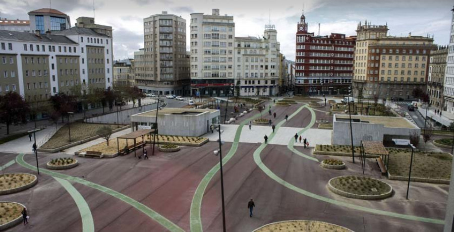 Plaza de España, luces y sombras en la puerta de acceso a la ciudad naval