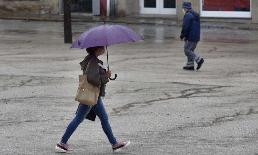 La cantidad de agua caída ocasiona daños menores y pone a prueba el firme de  la plaza de Armas