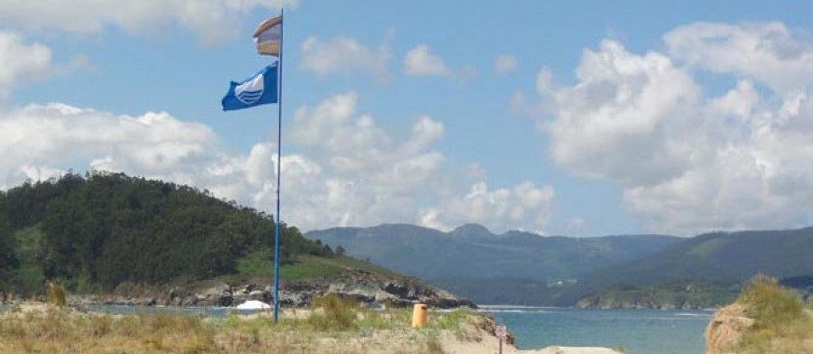 ORTIGUEIRA-Las banderas azules lucen desde ayer en A Concha y Morouzos