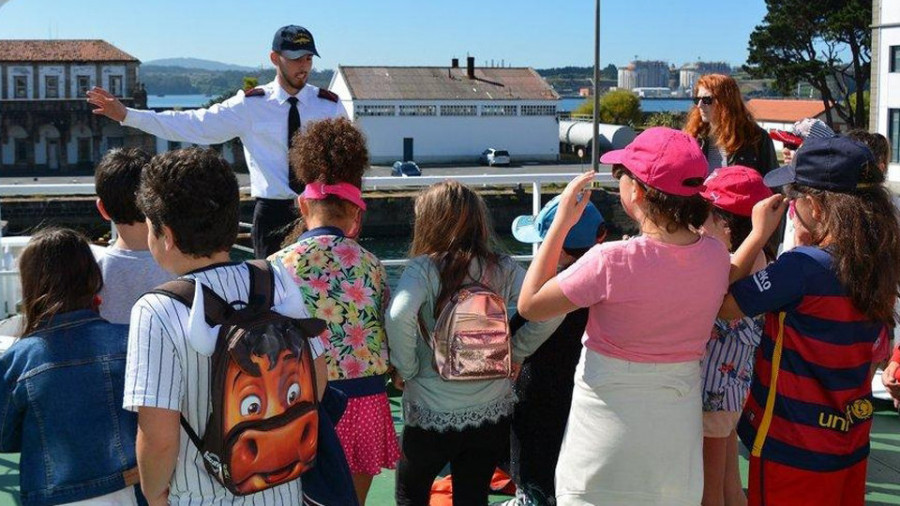 Profesores de la Ensengra enseñan  a hacer pan y dulces a los escolares de centros de la comarca