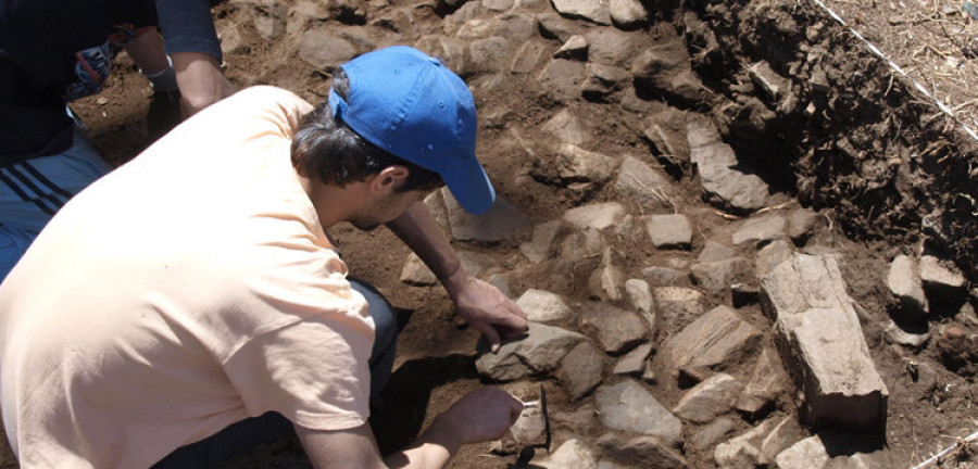 El Concello se compromete a continuar las excavaciones en Campo do Castro, en Cedeira