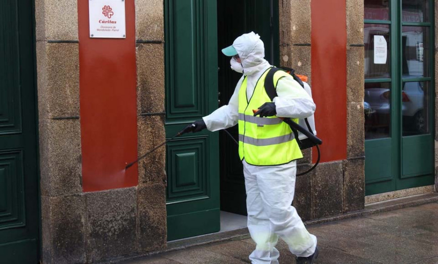 Cinco brigadas de limpieza de Urbaser baldean con jabón las calles para extremar la limpieza