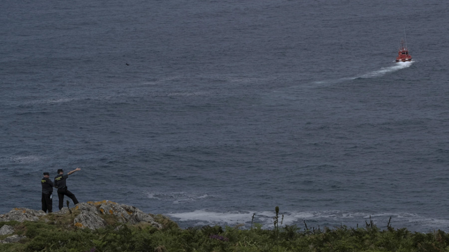 Activado un dispositivo de búsqueda por un pescador que cayó al mar en O Baleo