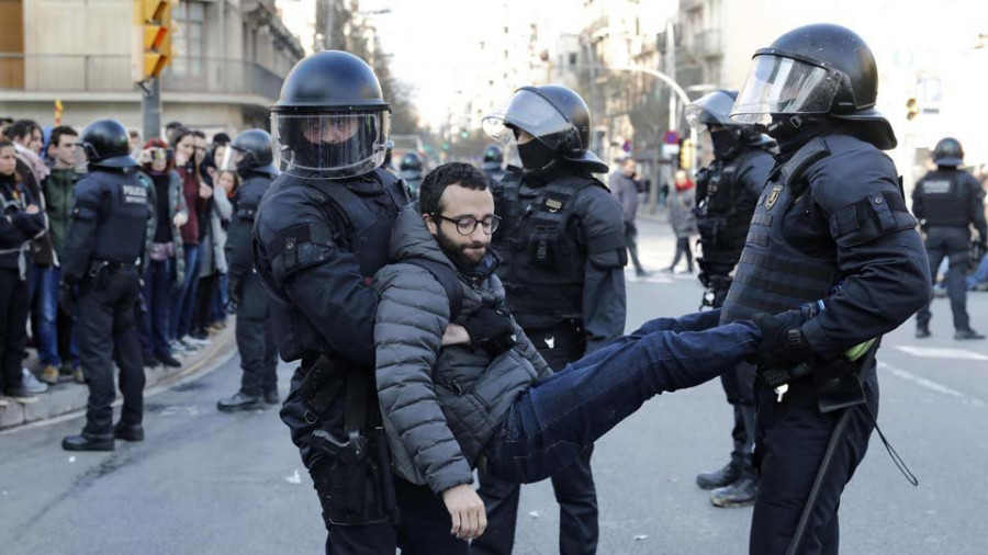 Tres detenidos y 46 heridos por los incidentes de la huelga en Cataluña