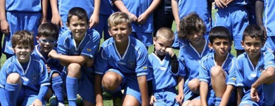 Álex López hizo las delicias de los niños en su visita al campus del Portuarios