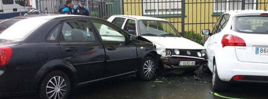 Cinco vehículos afectados por un choque entre dos turismos en Canido