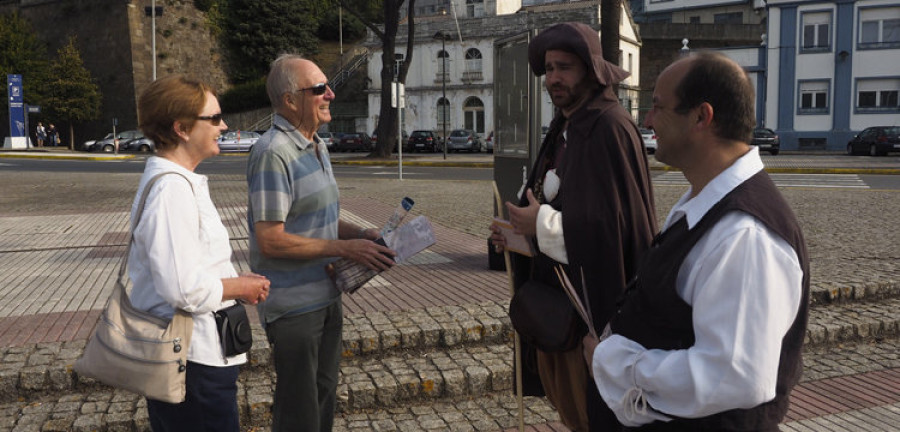 Peregrinos tradicionales entregan guías  de la ciudad a los cruceristas del “Arcadia”