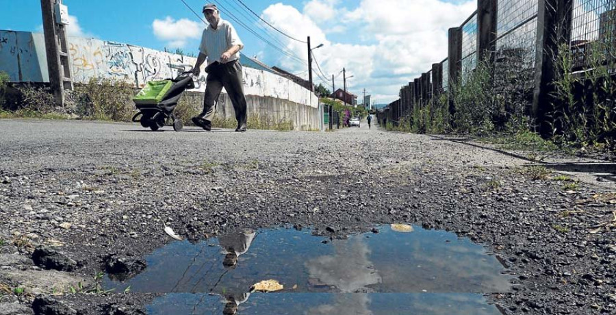 El arduo trabajo de reparar aceras levantadas y profundos agujeros