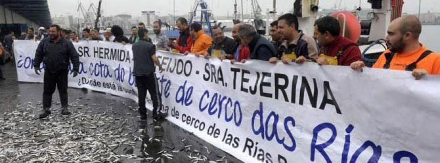 La flota del cerco se concentra en la Lonja para exigir más cuota de la anchoa en Galicia