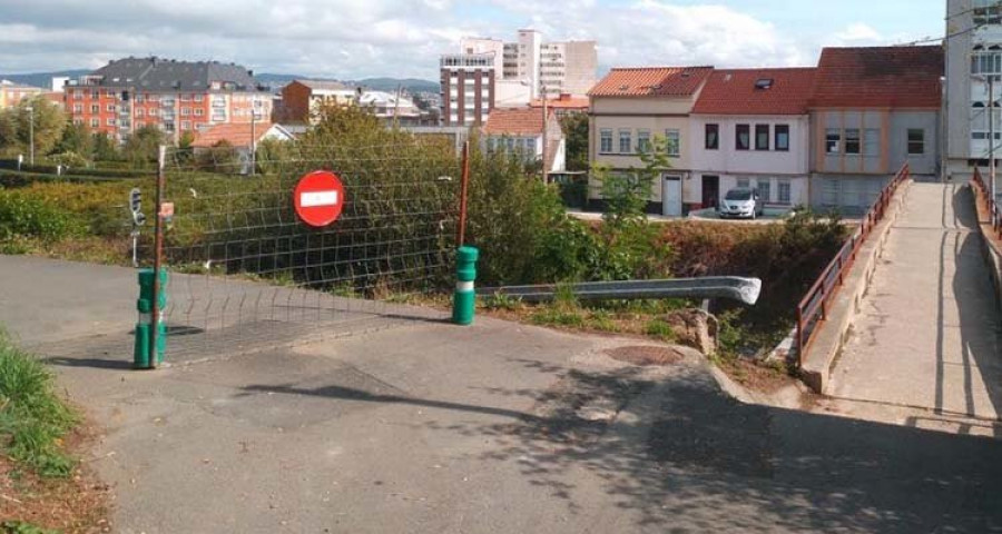 Vecinos de Santa Mariña exigen el prometido paso peatonal sobre la vía