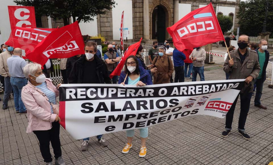 CCOO reúne a un centenar de empleados del Estado pidiendo el cumplimiento de los acuerdos