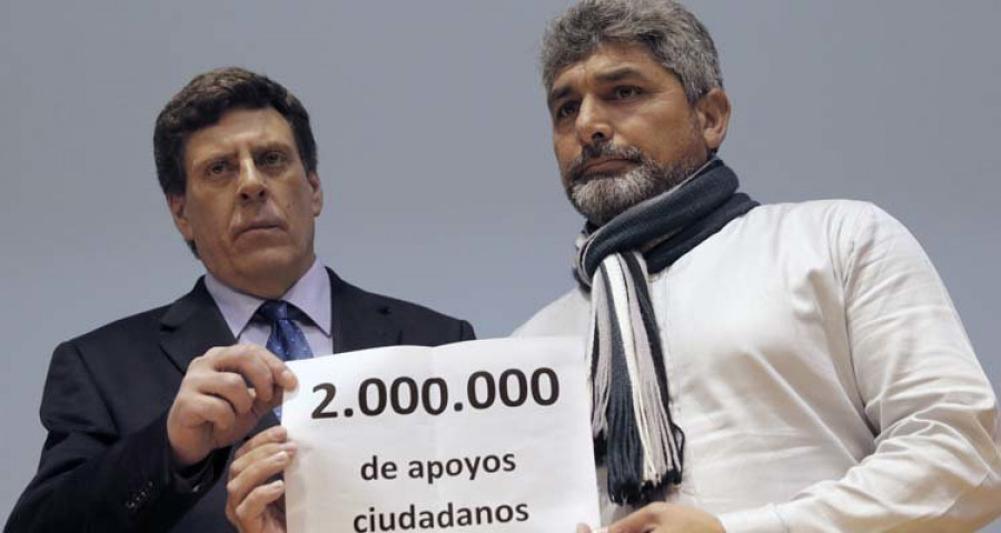 Quer y Cortés presentan dos millones de firmas por la prisión permanente