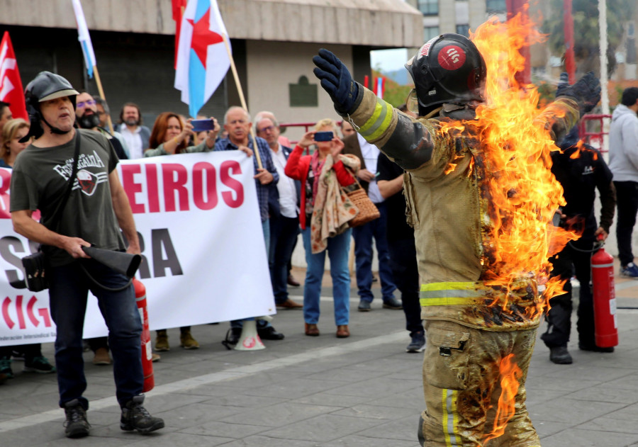 Un bombero se quema 'a lo bonzo' en la toma de posesión de Abel Caballero