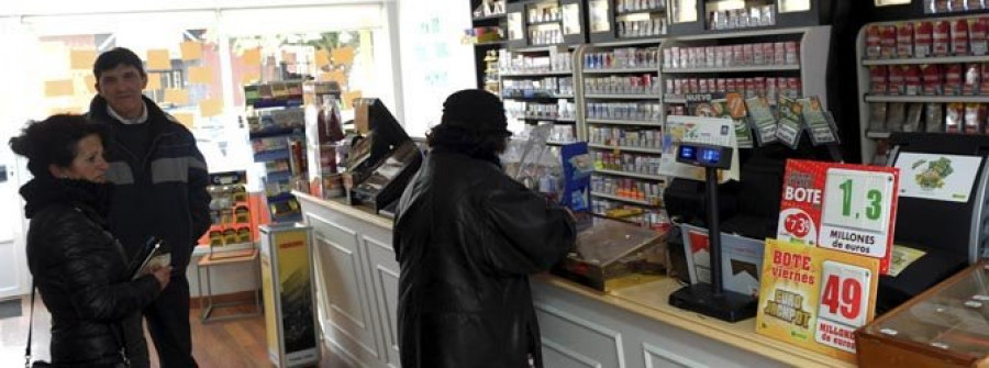 Los ladrones desvalijan el almacén de un estanco en el barrio de Caranza