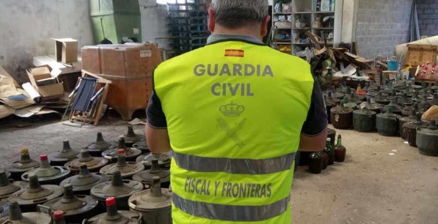 La Guardia Civil interviene 3.500 litros de licor ilegal en Ferrol y San Sadurniño