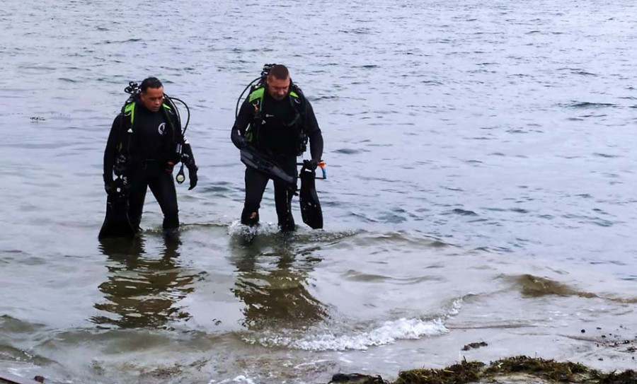 Cuarenta voluntarios retiran una tonelada de basura del fondo de la ría de Ferrol