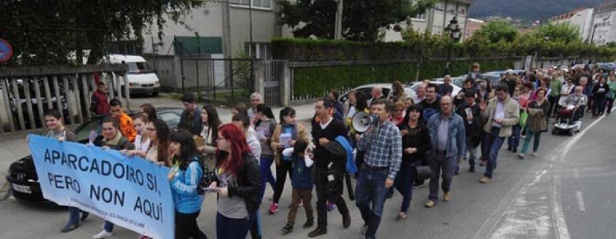 PONTEDEUME - Unas 200 personas reclaman en la calle la devolución del campo de fútbol al IES