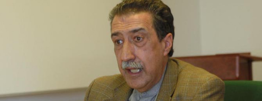 El autor nedense presentó en Ferrol su poemario “Cando fóramos nevar”