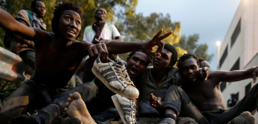 Al menos 25 heridos en un asalto récord de 400 migrantes  a la valla de Ceuta