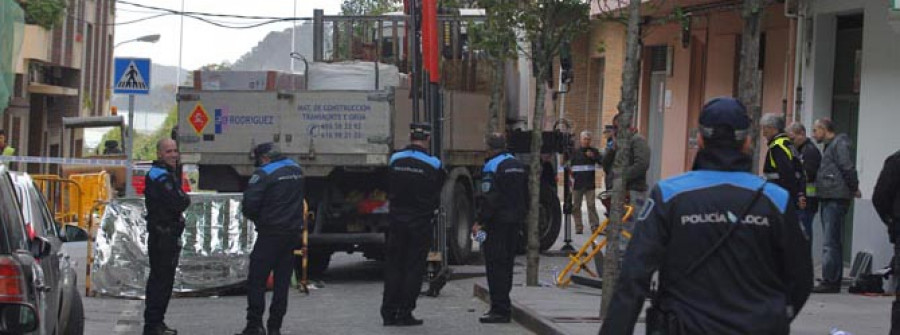 Fallece el trabajador que resultó herido al caerse la cesta de una grúa en la calle Máximo Ramos