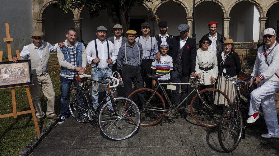 La villa de Pontedeume volvió ayer al pasado con la cita anual con las bicicletas vintage de la peña Leboreira