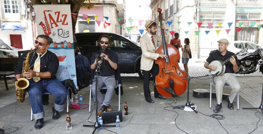 Música y baile llenan la Plaza Vella de Ferrol en la segunda sesión de “Jazz de ría”, que hoy concluye