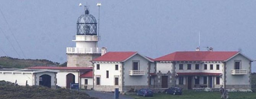 El tren turístico inauguró ayer la ruta de los faros de Galicia que une Ferrol y Ribadeo