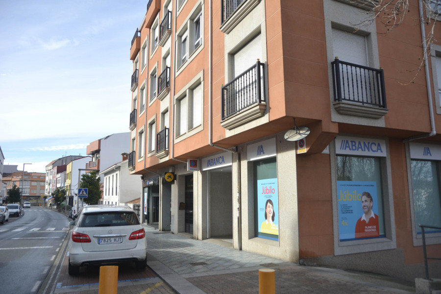 Un hombre atraca con un arma una sucursal bancaria en Miño y se lleva 4.000 euros