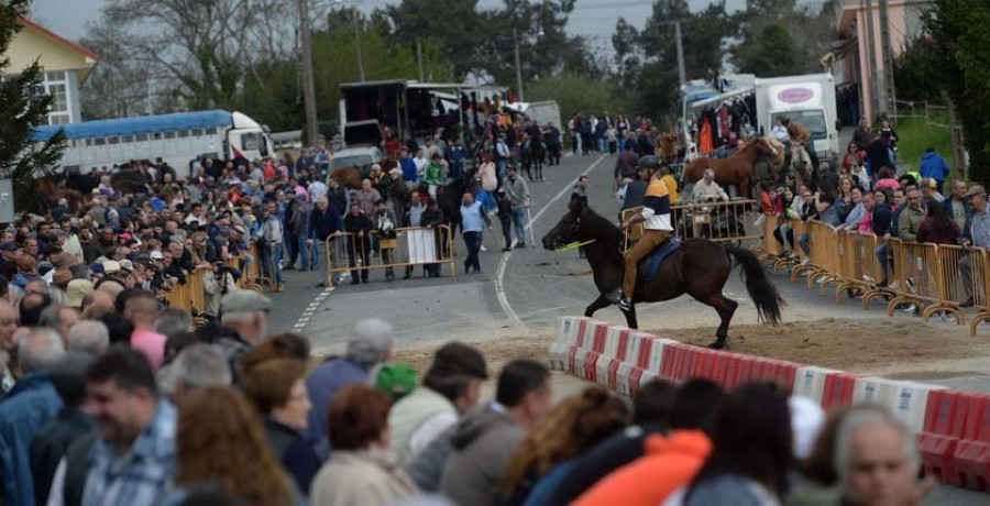 Moeche revive su cita festiva más
multitudinaria con la Feira do Cabalo