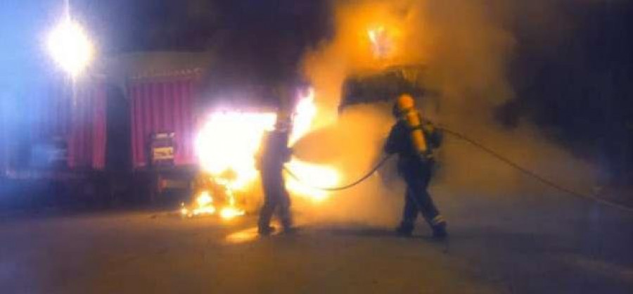 Un incendio quema dos camiones del grupo TT en Río do Pozo