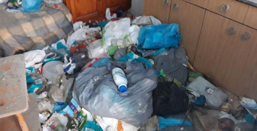 Un inquilino de Ortigueira deja sin pagar su casa atestada de desperdicios