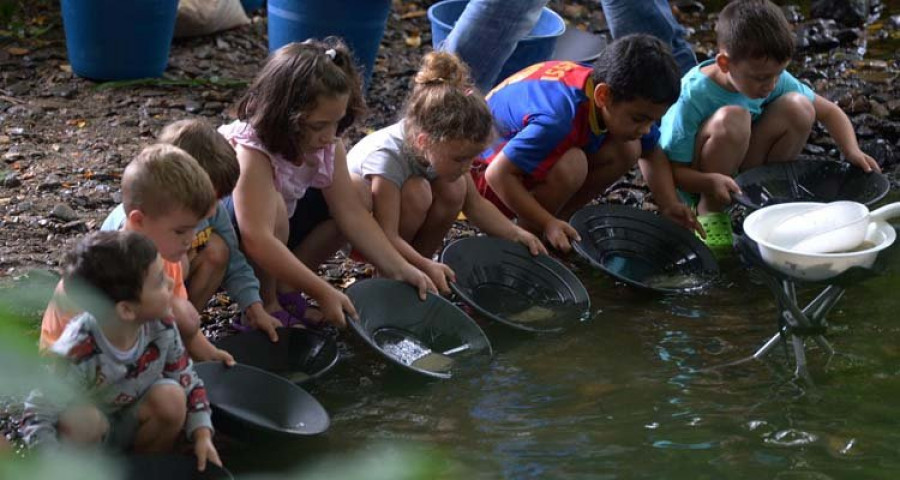 Niños de San Sadurniño “hallan oro” en las orillas del río Xuvia