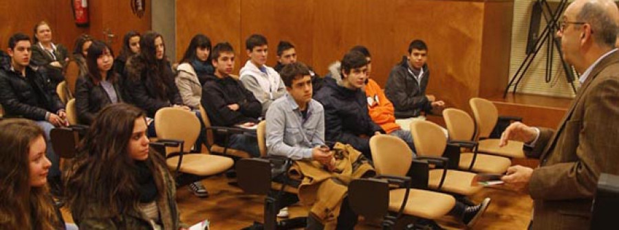 Visita de los alumnos del colegio Santiago Apóstol al campus de Ferrol