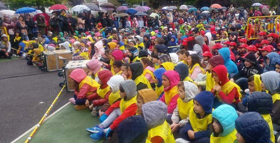 A chuvia obrigou a suspender a festa escolar dos Maios na que participaban 1.800 rapaces