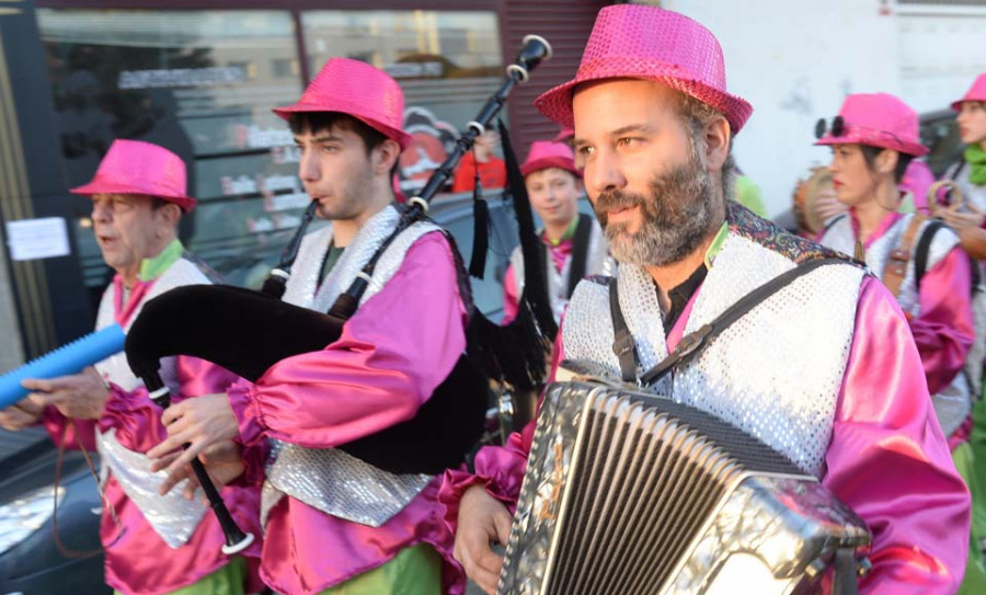 Las calles de Narón se llenan de música y color en la primera jornada de los actos de Entroido