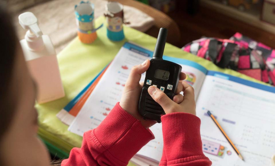 “Te copio”: el walkie-talkie está de regreso entre  los niños de Baralla