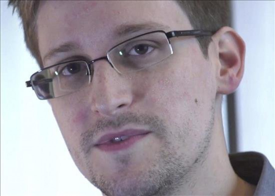 Snowden abre una cuenta de Twitter y pregunta: "¿Pueden oirme ahora?"