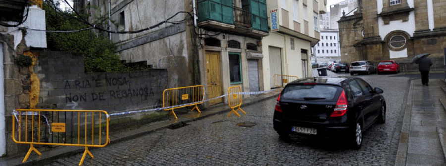 La caída de cascotes obliga a intervenir en Ferrol Vello